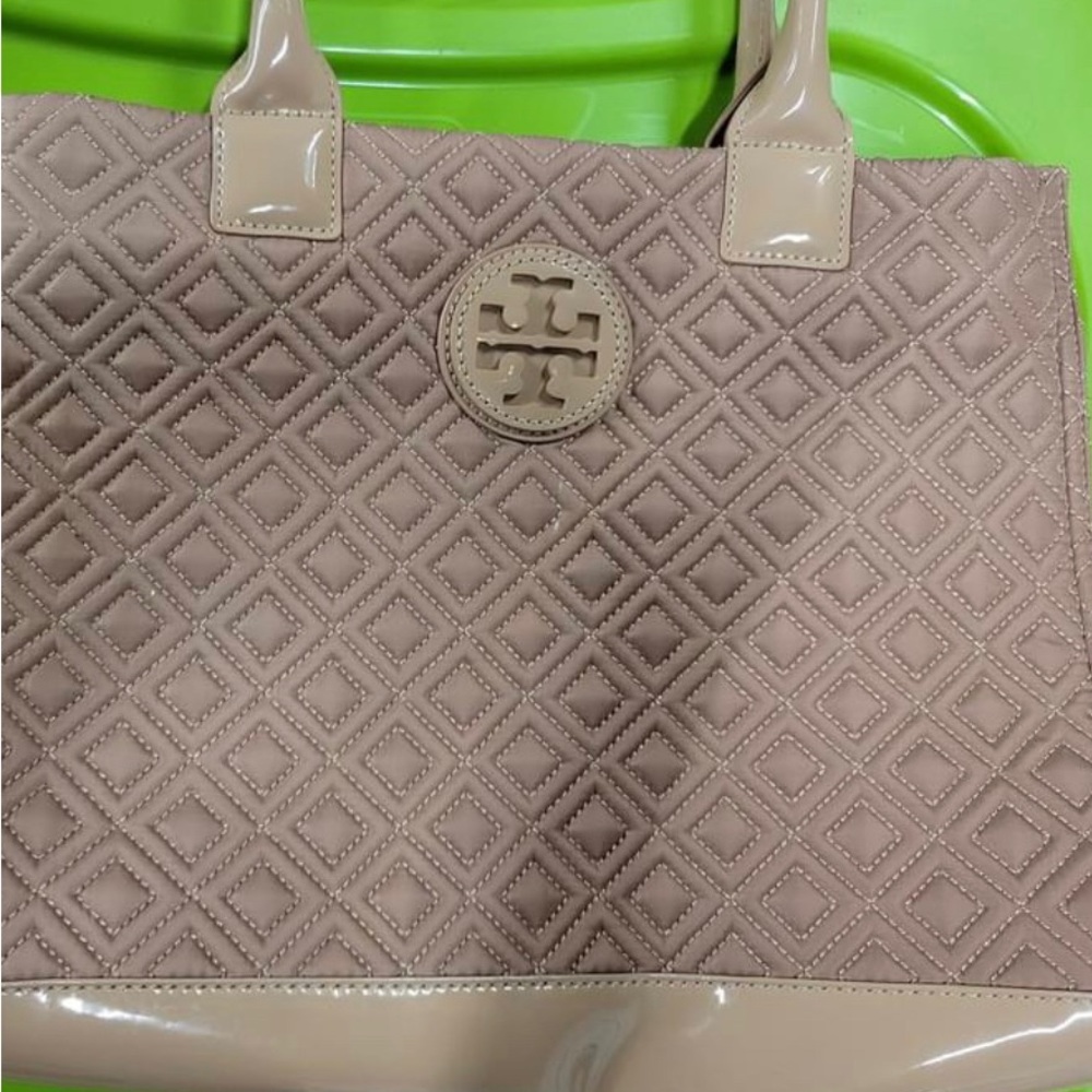 Pre-loved Tory Burch tote. Ready for the office.